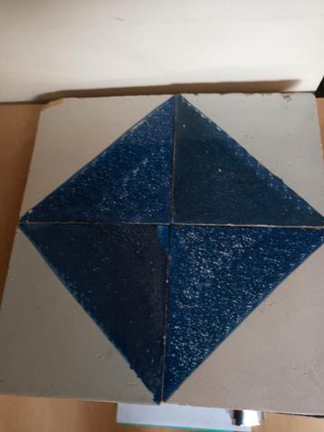 Vier blauwe ruiten tegels beschikbaar voor biedingen