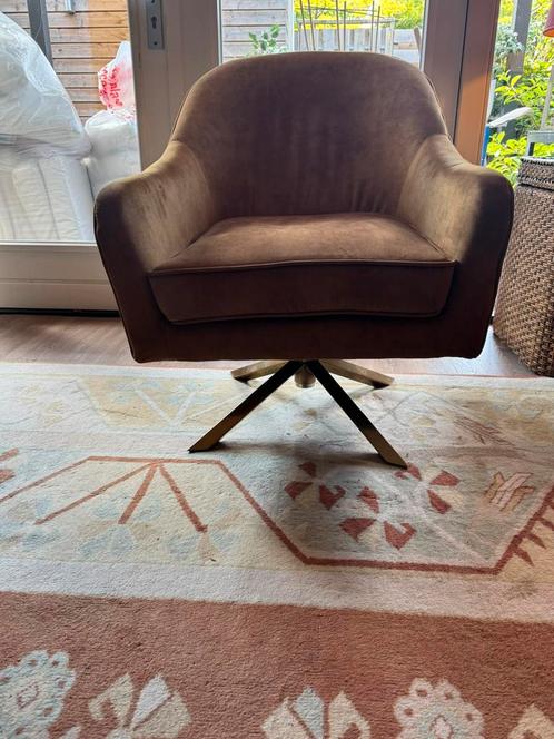 Geweldige stoel - okergeel met gouden messing poot - 1 jaar, Huis en Inrichting, Fauteuils, Nieuw, Stof, Ophalen of Verzenden