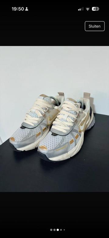 Nike V2K Gold/Silver Sneakers beschikbaar voor biedingen