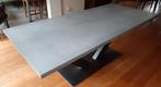 Moderne betonnen eettafel met metalen onderstel, Huis en Inrichting, Tafels | Eettafels, Ophalen, Gebruikt, 200 cm of meer, 50 tot 100 cm