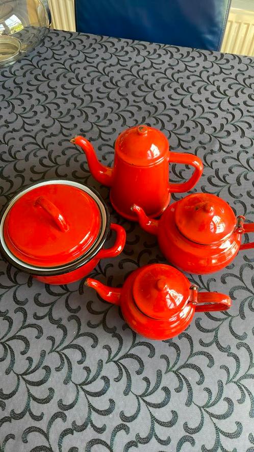 Rood emaille set 2x theepot, koffiepot en pan, Antiek en Kunst, Antiek | Servies compleet, Ophalen of Verzenden