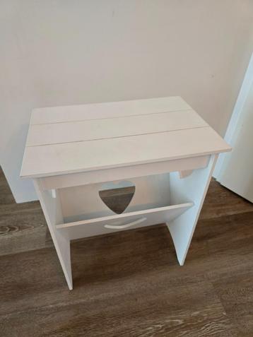 Leuk bijzettafeltje / tijdschriftenbak 55x45x30 (HxBxD) beschikbaar voor biedingen