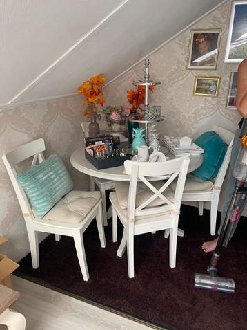 5 eetkamerstoelen met ronde eettafel beschikbaar voor biedingen