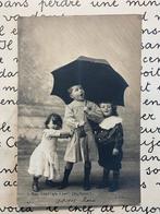 13-8-1903 Onder moeders paraplu (II), Ophalen of Verzenden, Voor 1920, Gelopen, Kinderen