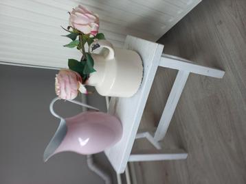 Leuk wit bankje met accessoires.  beschikbaar voor biedingen