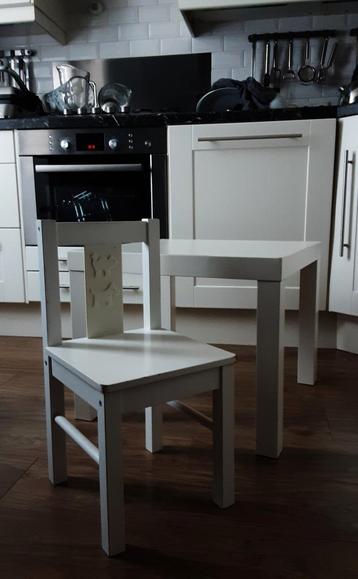 Kindertafel set inclusief bijhorende kinderstoel beschikbaar voor biedingen