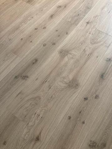 Laminaat bruin licht beschikbaar voor biedingen