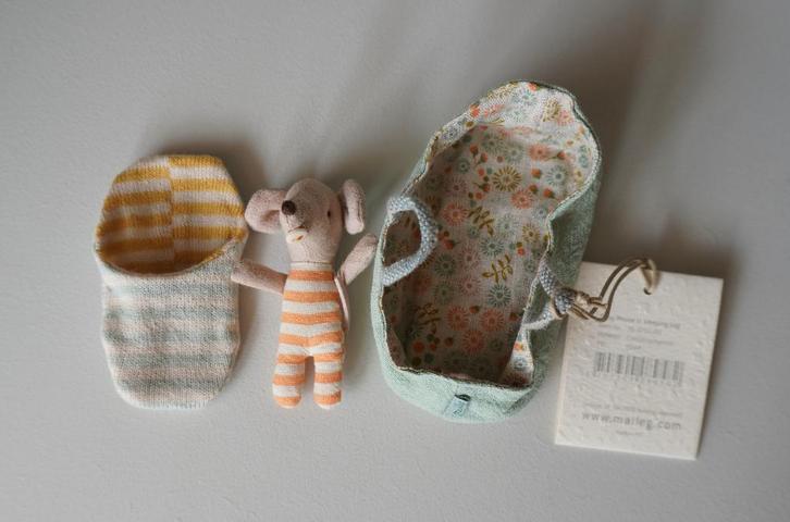 Maileg baby muis in slaapmand nieuw oude collectie Deens, Kinderen en Baby's, Speelgoed | Poppenhuizen, Nieuw, Poppenhuis, Ophalen of Verzenden