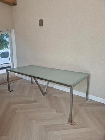 Rvs glazen tafel  gratis op te halen beschikbaar voor biedingen
