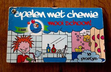 Klein boekje met leuke proefjes: spelen met chemie  beschikbaar voor biedingen
