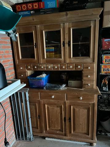 Grote oude kast met veel lades beschikbaar voor biedingen