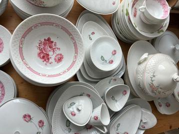 BUITENKANS Ca 100 stuks servies rozen roosjes vintage beschikbaar voor biedingen