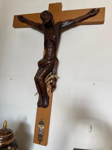 groot Corpus- kruis gebeeldhouwd beschikbaar voor biedingen