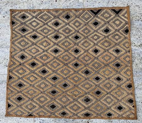 250958 - Afrikaans  Raffia fiber Shoowa kleedje uit Congo., Antiek en Kunst, Kunst | Niet-Westerse kunst, Ophalen of Verzenden