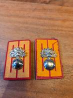 Kraag emblemen grenadiers, Verzamelen, Ophalen of Verzenden, Landmacht, Nederland, Embleem of Badge