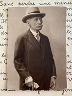 Oude foto op karton - Oudere heer met hoed en snor, Gebruikt, Foto, Ophalen of Verzenden, Voor 1940