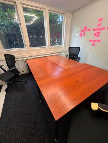 3 bureaus en 4 stoelen beschikbaar voor biedingen