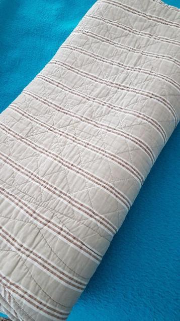 Doorgestikte woondeken - sprei beschikbaar voor biedingen