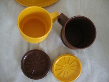 vintage tupperware bekers met dekseltje geel en bruin beschikbaar voor biedingen
