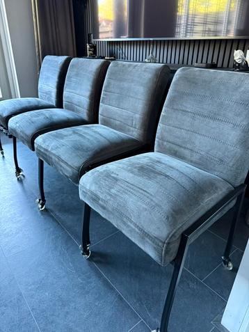 4prachtige velvet stoelen met wieltjes nieuwstaat! beschikbaar voor biedingen