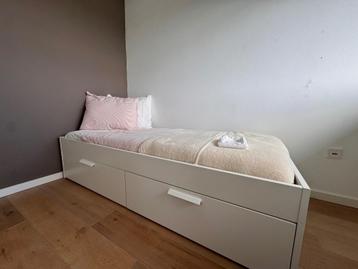 Mooi eenpersoonsbed met lade’s, matras en beddengoed te koop
