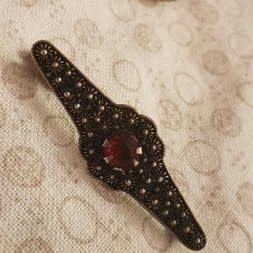 Vintage Broche met Rode Steen beschikbaar voor biedingen
