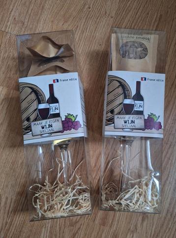 Cadeauverpakking zelf wijn maken, incl smaak zakjes,wijnglas beschikbaar voor biedingen
