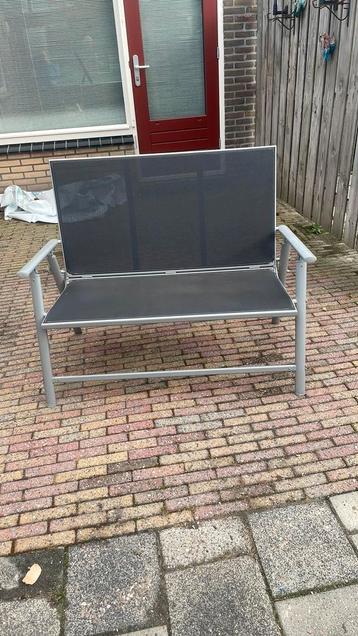 Opklapbaar tuinbankje beschikbaar voor biedingen