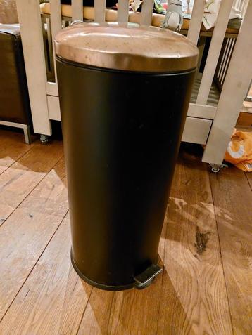 Zwarte prullenbak met koperen deksel beschikbaar voor biedingen