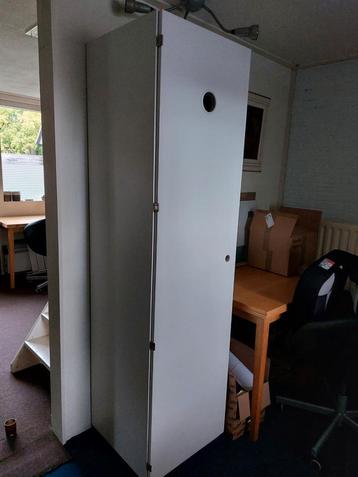 witte opbergkast beschikbaar voor biedingen