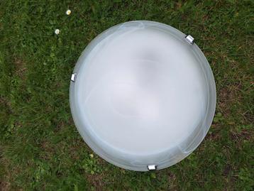 Grote plafonniere van melkglas (3 te koop) beschikbaar voor biedingen
