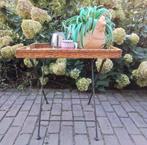 Decoratief,vintage bijzettafeltje met smeedijzer onderstel,, Tuin en Terras, Tuintafels, Ophalen of Verzenden, Zo goed als nieuw