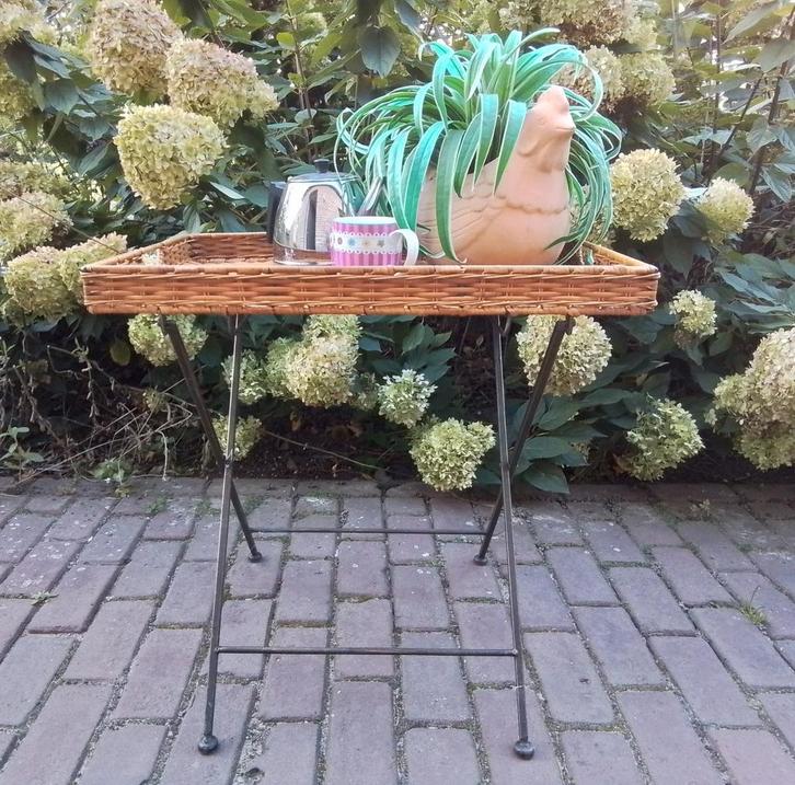 Decoratief,vintage bijzettafeltje met smeedijzer onderstel,, Tuin en Terras, Tuintafels, Zo goed als nieuw, Rechthoekig, Metaal