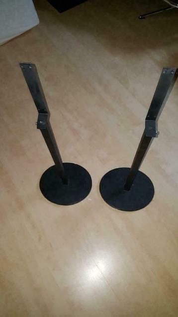 Te koop 2 zware massieve zwarte staanders voor luidsprekers beschikbaar voor biedingen
