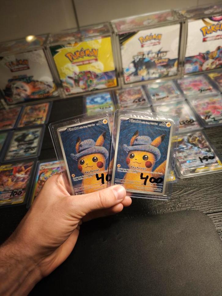 ⚡ 2x (Sealed) Pikachu van Gogh, Hobby en Vrije tijd, Verzamelkaartspellen | Pokémon, Zo goed als nieuw, Ophalen of Verzenden