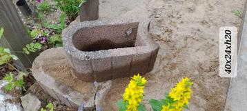 bloembak beton stapelbaar rood beschikbaar voor biedingen
