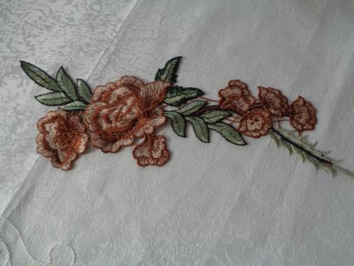 30 cm lange bruine zijde roos 10 cm breed nr ap 091, Hobby en Vrije tijd, Naaien en Fournituren, Nieuw, Applicatie, Ophalen of Verzenden