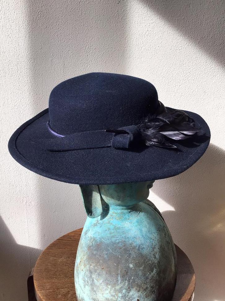 Vintage elegante wollen hoed, donkerblauw., Kleding | Dames, Hoeden en Petten, Zo goed als nieuw, Ophalen of Verzenden