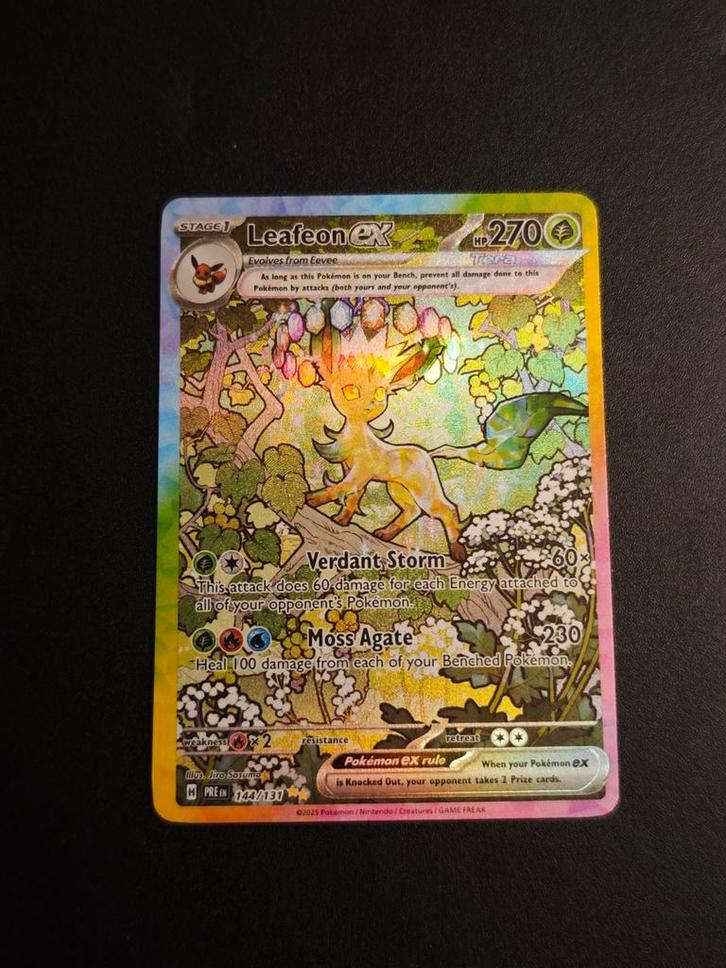 🍀 Leafeon ex 161 Prismatic Evolutions, Hobby en Vrije tijd, Verzamelkaartspellen | Pokémon, Zo goed als nieuw, Ophalen of Verzenden
