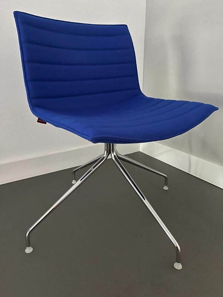 Arper | Catifa | Vergaderstoel | Bureaustoel | 2x Draaistoel, Huis en Inrichting, Stoelen, Zo goed als nieuw, Twee, Metaal, Stof