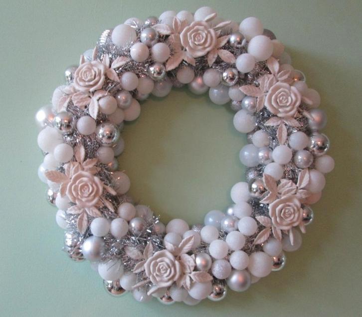 Nieuw ! Zilver Witte Kerstkrans Krans met Rozen 50 cm, Diversen, Kerst, Nieuw, Ophalen of Verzenden