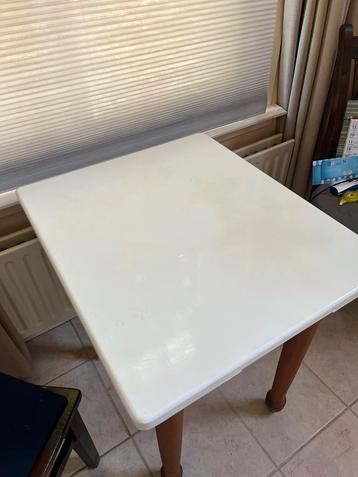 Klein tafeltje - 60 bij 70 bij 76 cm beschikbaar voor biedingen