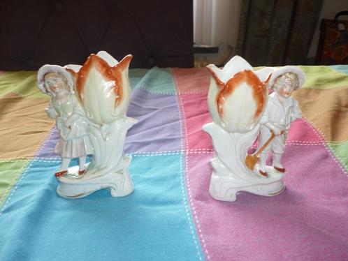 Jongen en meisje met bloem op laars porselein in goede staat, Antiek en Kunst, Antiek | Porselein, Ophalen of Verzenden