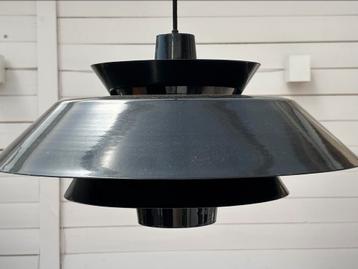 Leuke zwarte hanglamp beschikbaar voor biedingen