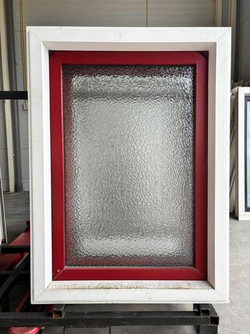 4x kunststof kozijn / draaikiep raamkozijnen (rood en wit) beschikbaar voor biedingen