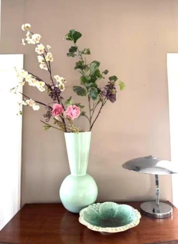 Vintage zachtgroene hoge vaas retro met bloemen CHCS  beschikbaar voor biedingen
