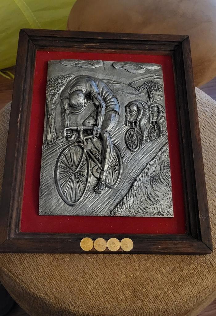 Tinnen wielrenners plaquette in eiken kader, Antiek en Kunst, Curiosa en Brocante, Ophalen of Verzenden