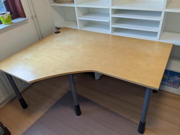 Groot bureau met ladenblok beschikbaar voor biedingen