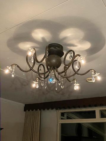 Unieke kroonluchter met kristallen beschikbaar voor biedingen