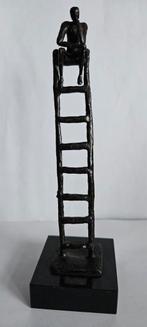 Bronzen beeld van een man op een ladder, Ophalen of Verzenden